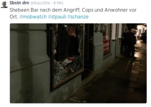 Screenshot: Eingeworfene Scheibe in Hamburg. via @Kass3tte