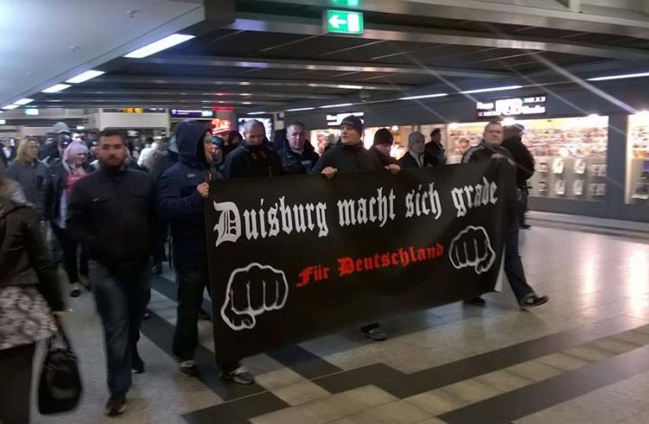 Daumen raus: Pegida-Hools im Duisburger HBF. Bild: BgDZ