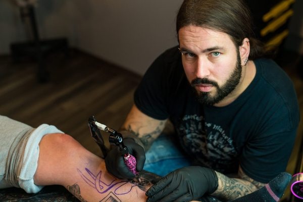 Das geht tief unter die Haut - Daniel Czaja bei der Arbeit / Foto: Marc Schäfer