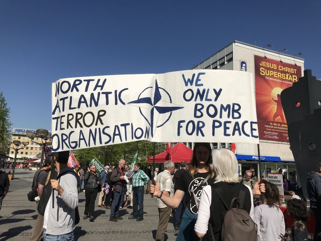 Die sinistre NATO. Verantwortlich für die längste Friedenszeit in Europa! Foto: Peter Ansmann