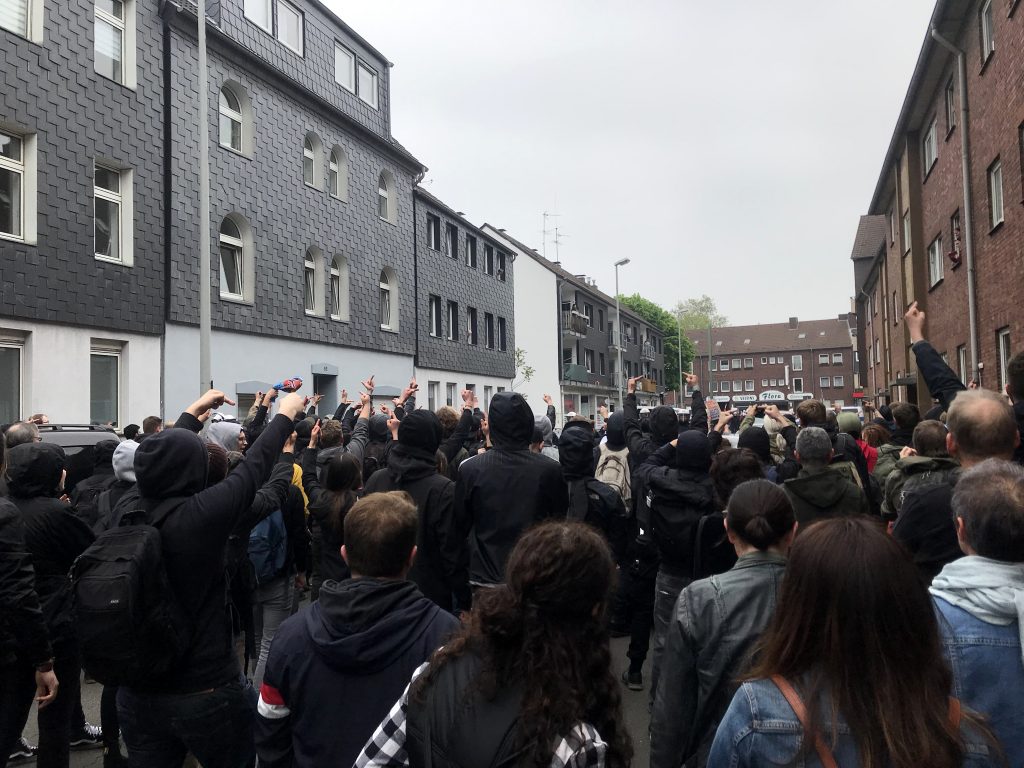 Antifa begrüßt die Nazis: Duisburg zeigt Flagge! Foto: Peter Ansmann