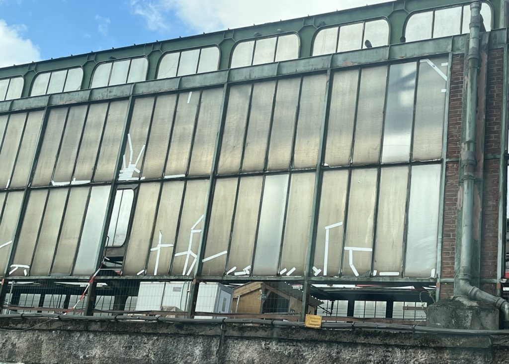 Mit Panzertape zusammengehalten: Der HBF in Duisburg; Foto: Peter Ansmann