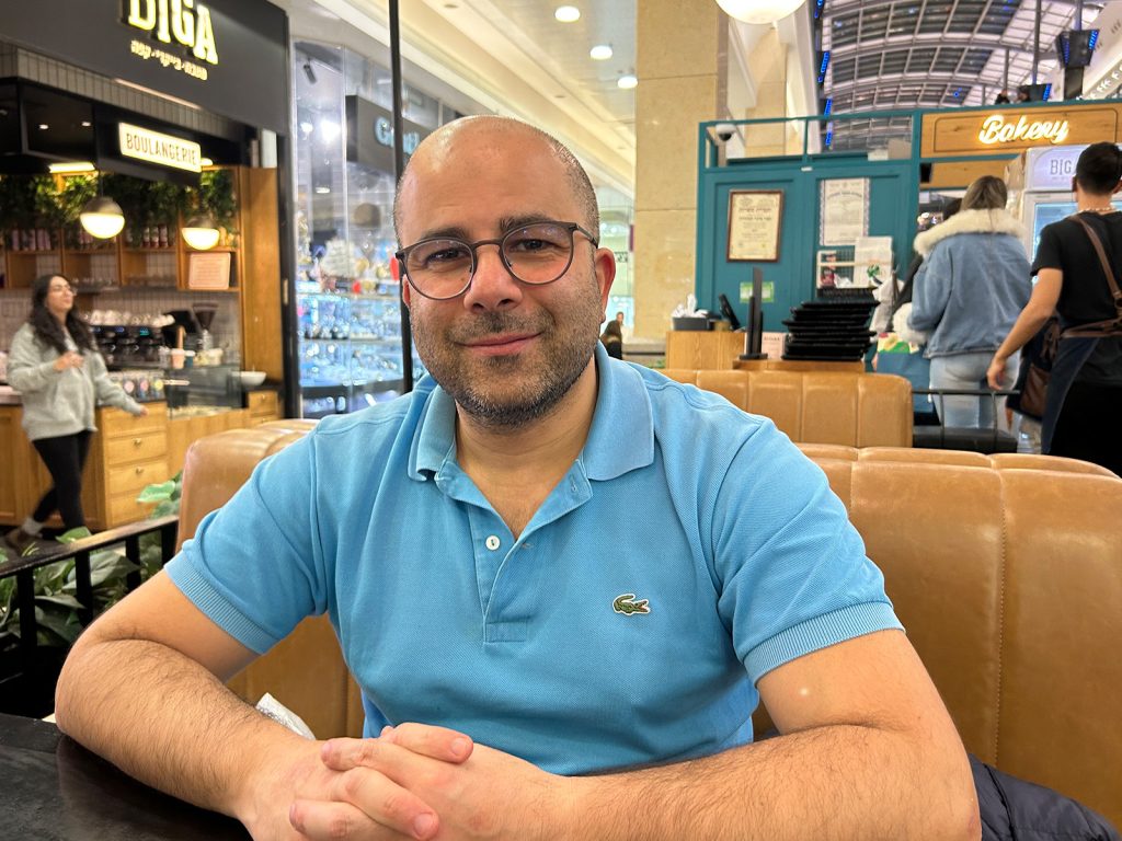 Arye Sharuz Shalicar in einem Cafe in Peta Tikva, Januar 2023: Foto: Peter Ansmann