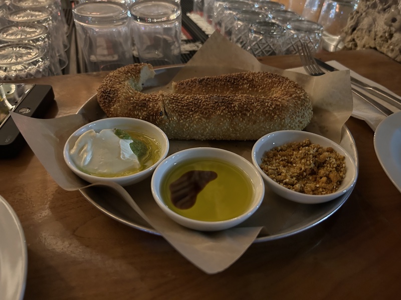 Kleine Mahlzeit im Stolero / Tel Aviv; Foto: Peter Ansmann