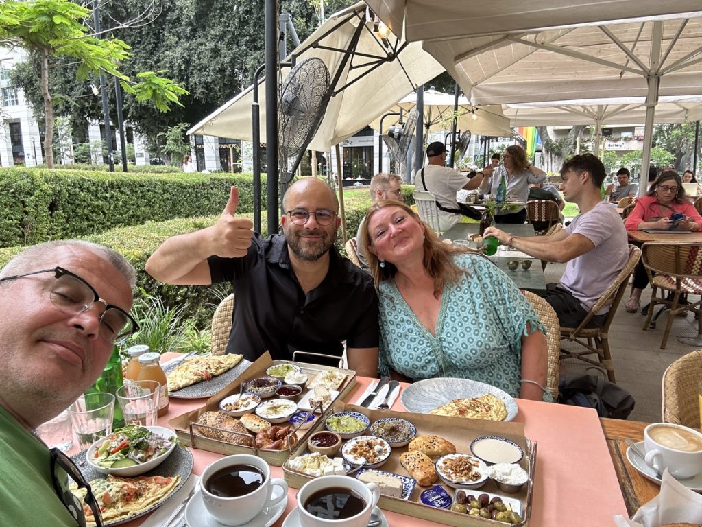 Der Autor, Arye Sharuz Shalicar und Angela im Café Landwer (Foto: Peter Ansmann)