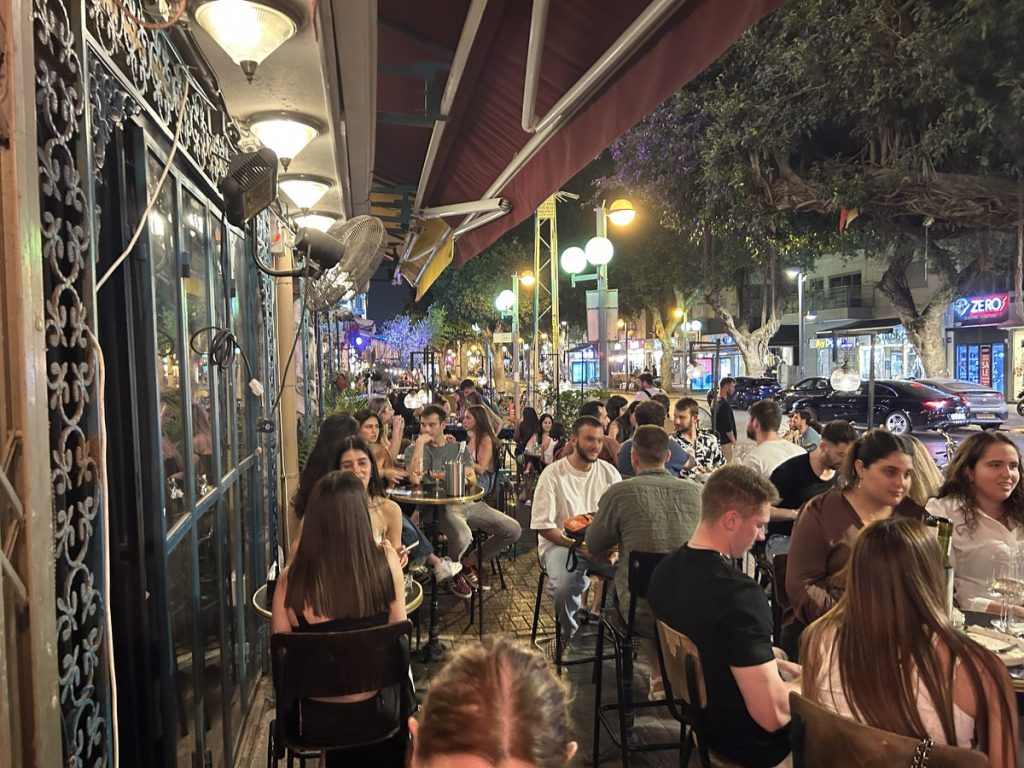 Juni 2023: Die Rova-Weinbar auf der Dizengoffstraße (Foto: Peter Ansmann)