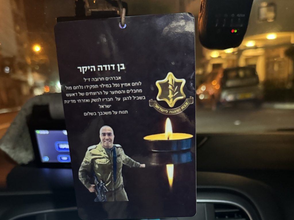 Gedenkanhänger in einem Taxi in Tel Aviv: Ibrahim Haruba Zill (IDF) fiel im Kampf gegen die Hamas (Foto: Peter Ansmann)