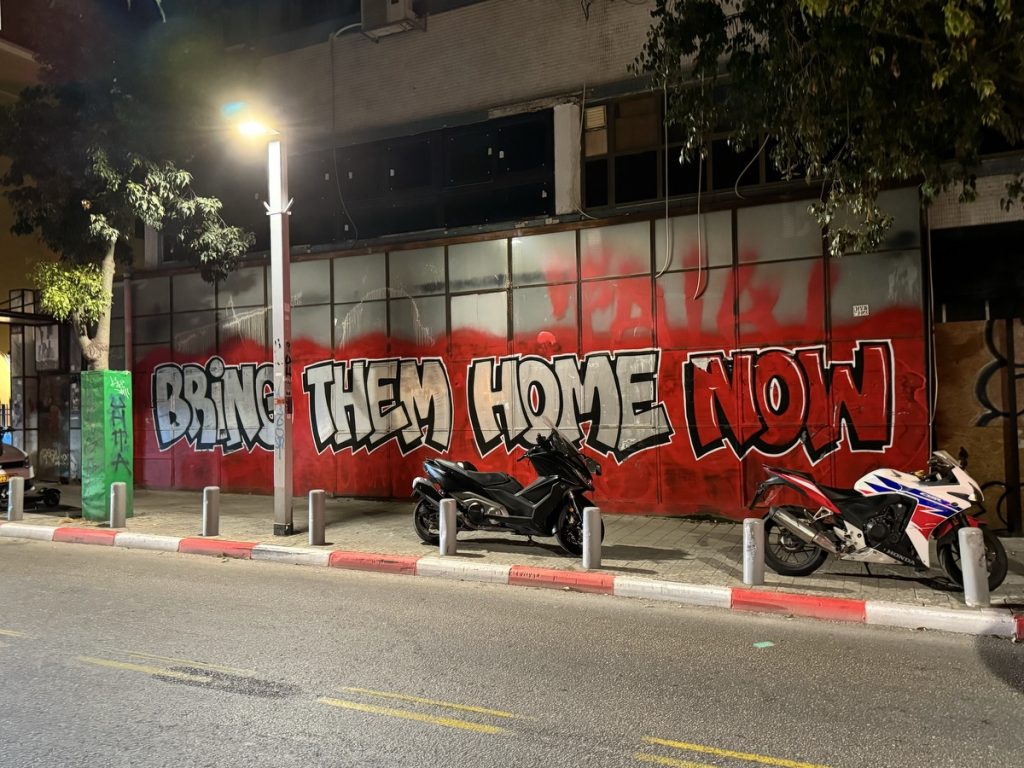 Tel Aviv, Mai 2024: #BringThemHomeNow - Graffiti in Florentin / Tel Aviv (Foto: Peter Ansmann)