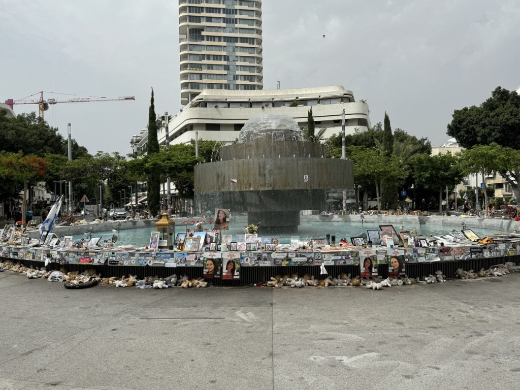 Tel Aviv, Mai 2024: Erinnerung an die Opfer des 7.10.2023 am Dizengoff-Platz (Foto: Peter Ansmann)