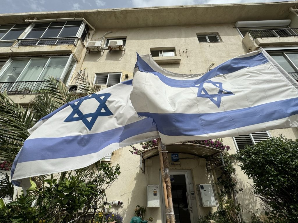 Israelische Flaggen auf der HaYarkon, Tel Aviv (Foto: Peter Ansmann)