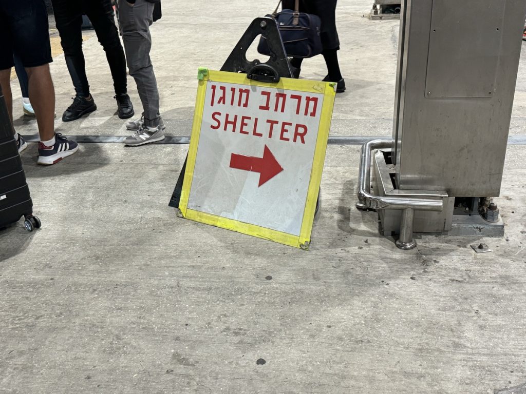 Israel im Krieg: Hinweis auf einen Schutzraum am Flughafen Ben Gurion (Foto: Peter Ansmann)