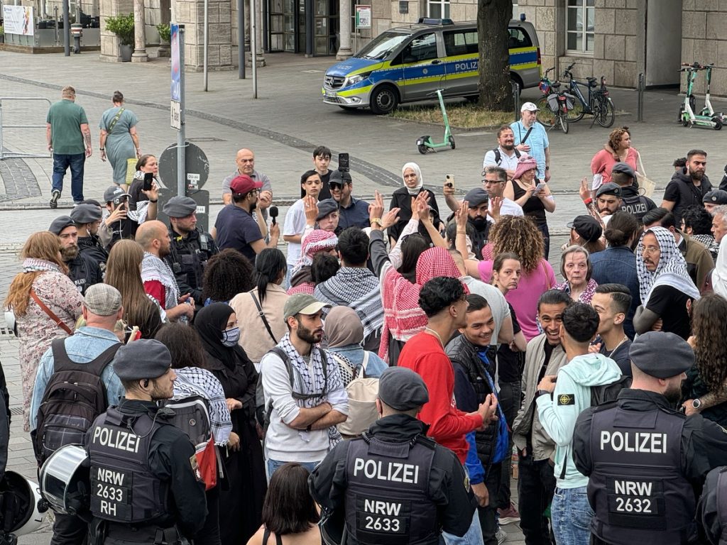 Personalien von Pro-Hamas-Demonstranten werden aufgenommen (Foto: Peter Ansmann)