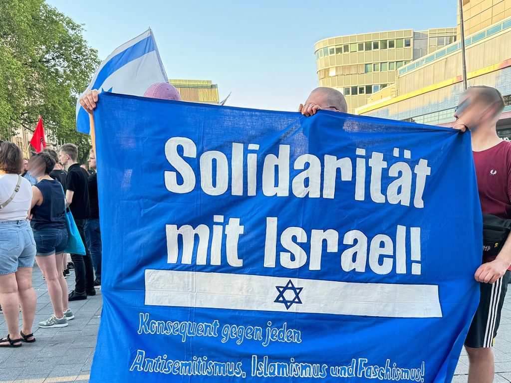 Mitglieder der jetzt gegründeten Gruppe auf der Pro-Israel-Demo am 14.05.2024 (Foto: Peter Ansmann)