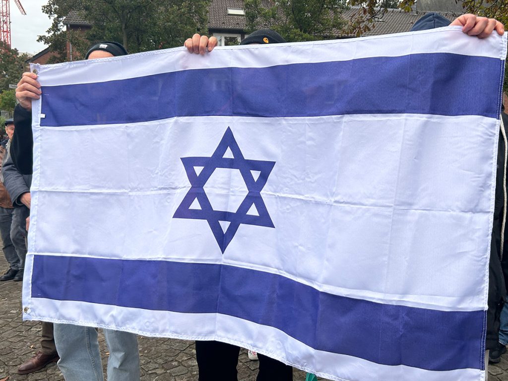 Mitglieder der jetzt gegründeten Gruppe auf der Pro-Israel-Demo am 18.10.2023 (Foto: Peter Ansmann)