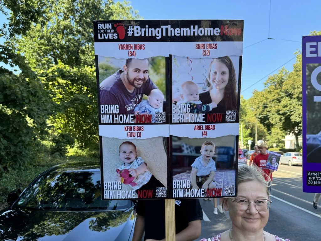 #BringThemHomeNow - Erinnerung an die entführte Familie Bibas (Foto: Peter Ansmann)